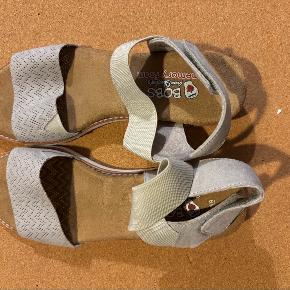Skechers Women's Cream and Gray Sandals